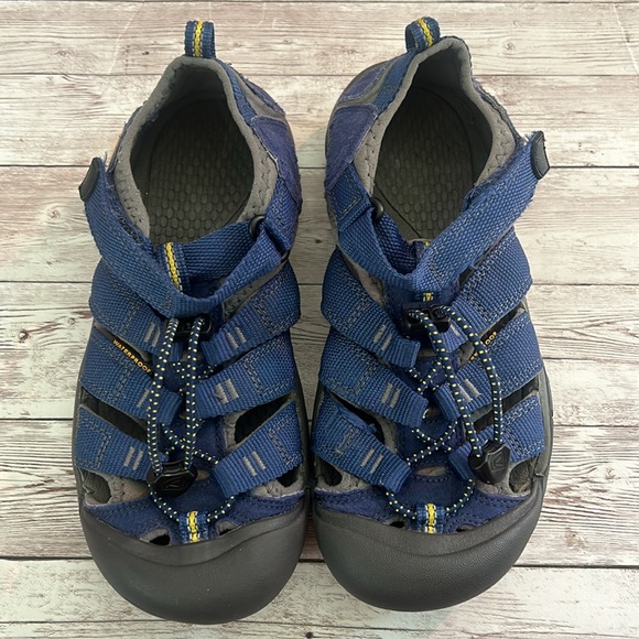 Keen Big Kids' Navy Blue and Grey Closed Toe Water Shoes Sandals - Picture 2 of 6